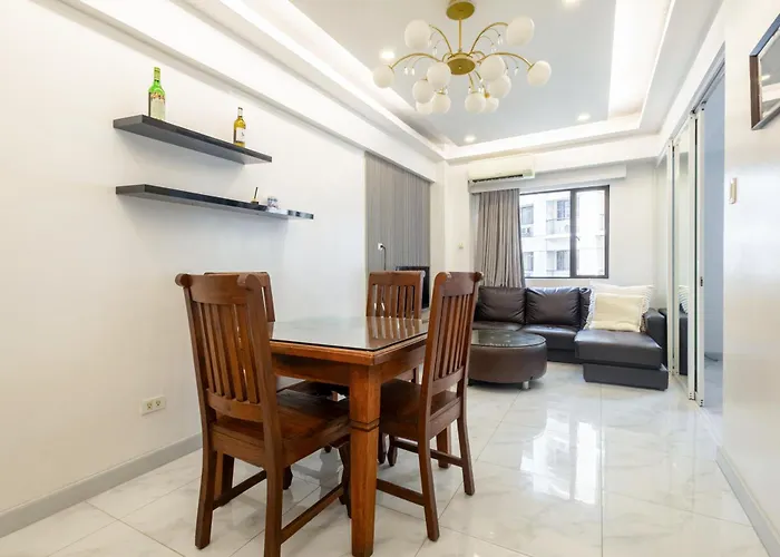 Apartment Forbeswood Heights Bgc Near St Lukes
